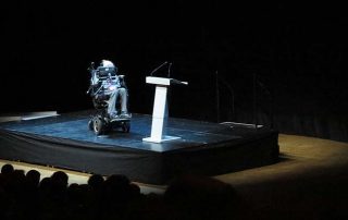 Stephen Hawking am 24. August 2015 bei einer Vorlesung im Stockholm Waterfront Kongresszentrum. Credit: Alexandar Vujadinovic