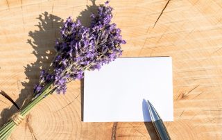 leere Grußkarte mit Kugelschreiber nud Lavendelzweig, Credit. Myriams-Fotos; Pixabay