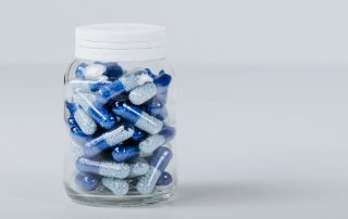 Tabletten in Schraubglas, Credit: Paweł Czerwiński