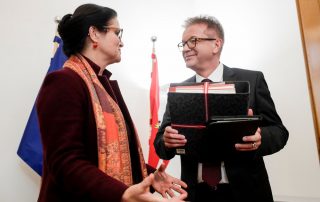 Brigitte Zarfl übergibt ihr Amt an den neuen Sozialminister Rudolf Anschober, Fotocredit: BKA/BMASGK