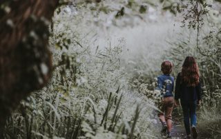 Kinder wandern durch den Wald, von hinten fotografiert, Credit: Annie Spratt