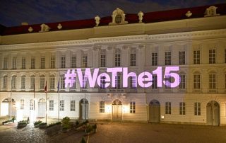 Violette Projektion '#WeThe15' auf der Fassade des Parlamentsgebäudes © Parlamentsdirektion / Johannes Zinner